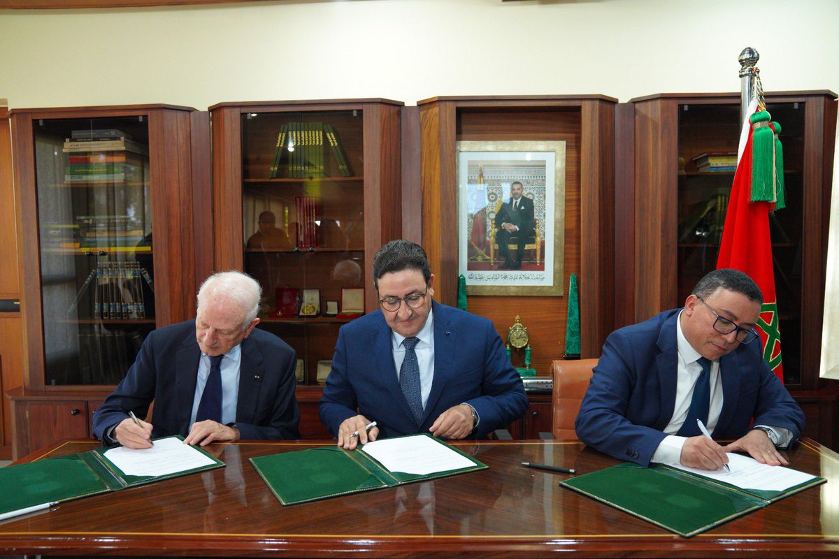 SNTL_maroc's tweet photo. La SNTL a signé, ce mercredi 14 mai 2025, une convention stratégique avec la FRDISI, sous la présidence de Monsieur Abdessamad KAYOUH, Ministre du Transport et de la Logistique, de Monsieur André AZOULAY, Conseiller de Sa Majesté le Roi et M. Hassan Oubaha, Directeur Général SNTL https://t.co/wfFyZZHJoZ
