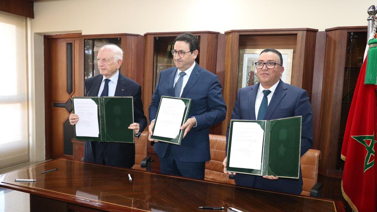 SNTL_maroc's tweet photo. La SNTL a signé, ce mercredi 14 mai 2025, une convention stratégique avec la FRDISI, sous la présidence de Monsieur Abdessamad KAYOUH, Ministre du Transport et de la Logistique, de Monsieur André AZOULAY, Conseiller de Sa Majesté le Roi et M. Hassan Oubaha, Directeur Général SNTL https://t.co/wfFyZZHJoZ