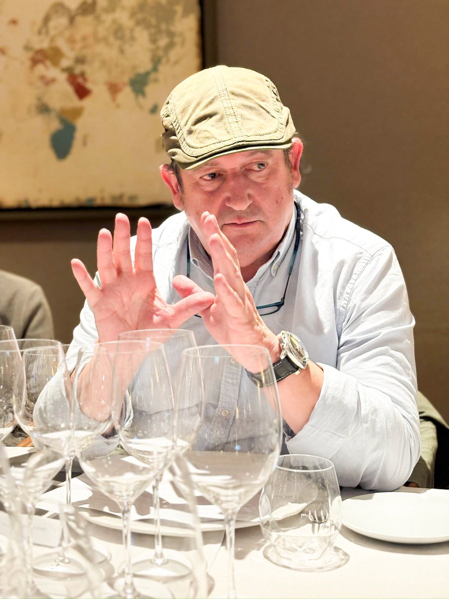 vilaviniteca's tweet photo. Esta semana hemos disfrutado de una cena única dirigida por Benjamín Romeo (Bodega Contador) en la que pudimos catar una gran selección de sus vinos acompañados de un menú creado especialmente para la ocasión en el restaurante Roig Robí. https://t.co/Fgu9vMEKv5