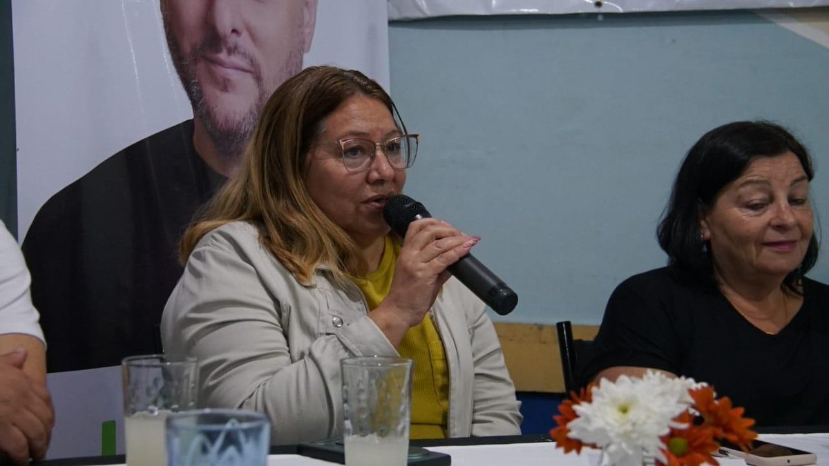 Peronismociudad's tweet photo. Ayer compartimos una gran jornada en la #Comuna2 junto a nuestras candidatas @geminiani1963 y Vicky Araujo, los compañerxs @Milanocg , @emiojea, Victor Moreno, encargados de edificios, vecinos y militantes donde conversamos sobre la campaña, la Ciudad y el mundo del trabajo. https://t.co/tViBRIKeFO