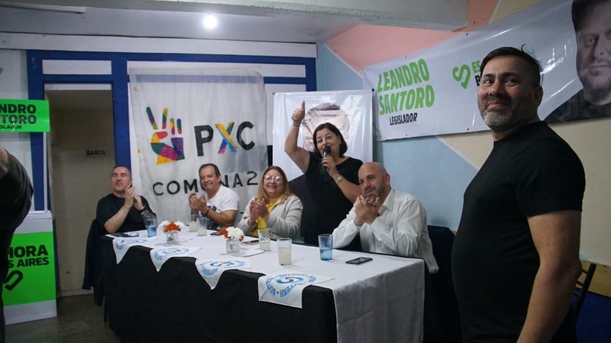 Peronismociudad's tweet photo. Ayer compartimos una gran jornada en la #Comuna2 junto a nuestras candidatas @geminiani1963 y Vicky Araujo, los compañerxs @Milanocg , @emiojea, Victor Moreno, encargados de edificios, vecinos y militantes donde conversamos sobre la campaña, la Ciudad y el mundo del trabajo. https://t.co/tViBRIKeFO