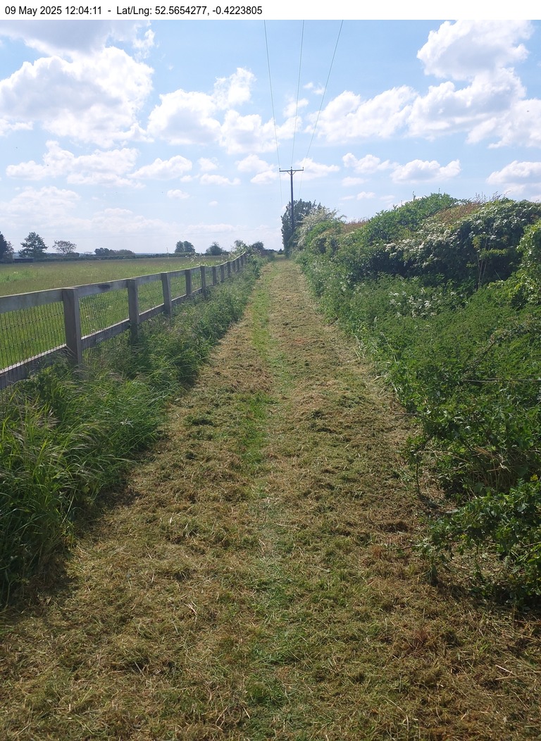 NNCHighways's tweet photo. Last week, we worked on improving the Yarwell Public Footpath PG4 to make it more usable and accessible! 🚶‍♂️🌳 Check out the before and after photos below! #CommunityUpgrade #YarwellFootpath #AccessibleSpaces #BeforeAndAfter https://t.co/1P7aHneMTe