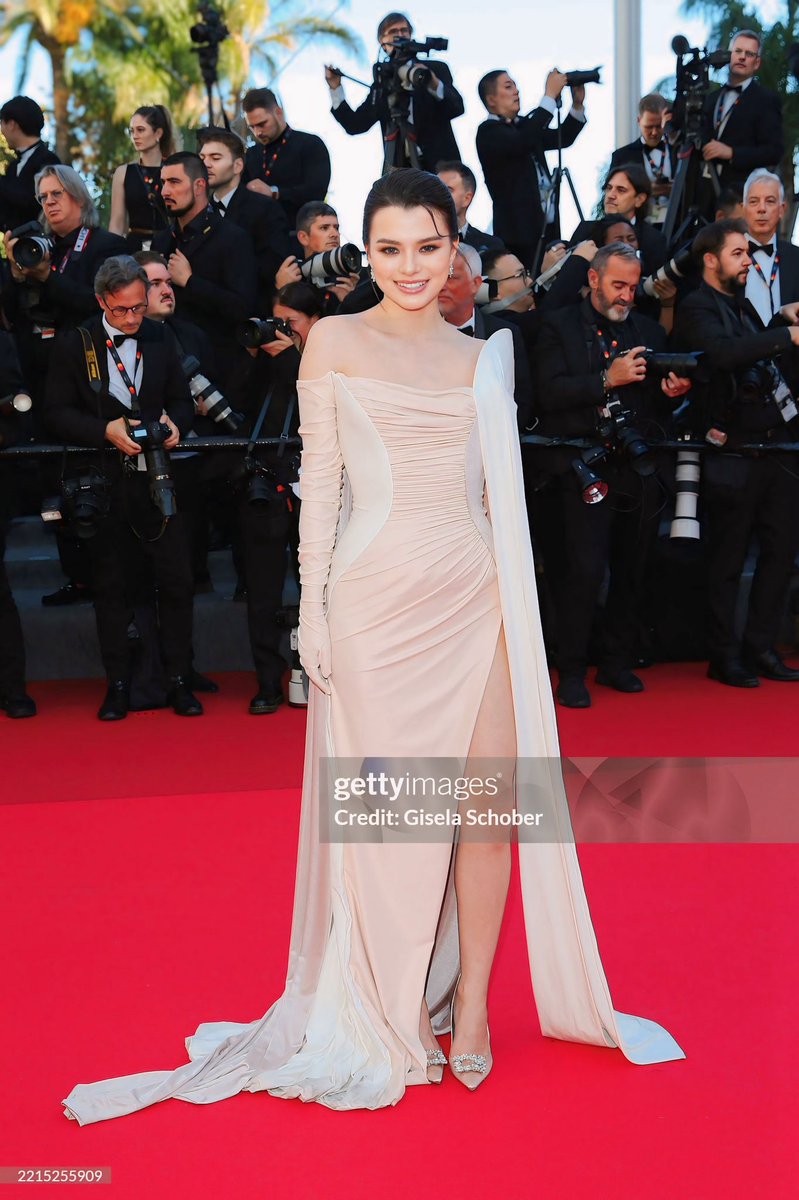 Yosoyyyfabiii's tweet photo. La niña a la que le dijeron que no, que no tenía madera para ser estrella HOY brilla como ninguna otra en la alfombra roja de cannes, te la presento… REBECCA PATRICIA ARMSTRONG 

REBECCA WITH LOREAL IN CANNES
#LOrealxBeckyinCannes2025 https://t.co/24HXg6FGhd