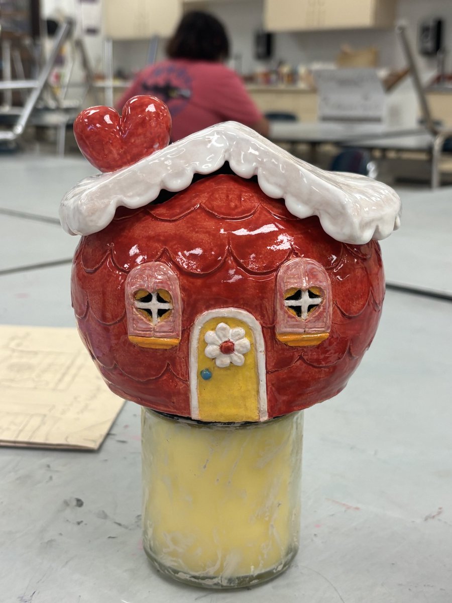Beeing_mental's tweet photo. Finished my last house of the school year!

It’s wonderful Julie’s! She deserved a house too after this update. 

I will say, she unfortunately isn’t as big as I imagined, because I was rushed, so her function as a candle holder is limited💔
#WelcomeHome #juliejoyful #ceramics https://t.co/EmKH9SorcO
