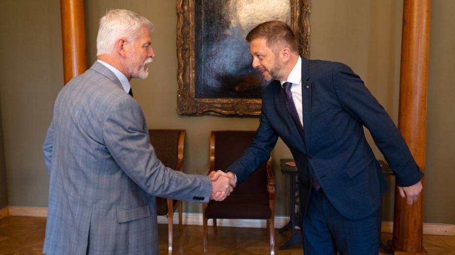 Pět schůzek, pět názorů. Prezident Petr Pavel si včera sezval na Hrad postupně předsedy všech sněmovních stran. Tématem jednání byla bezpečnost Česka. V hlavních principech se podle hlavy státu vládní koalice s opozicí shodují.
publico.cz/politika/kolot…