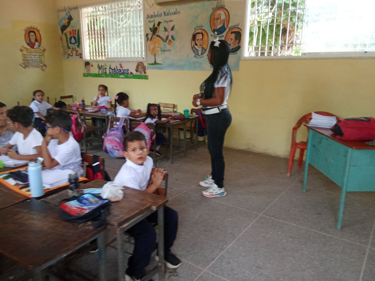 senadeszulia's tweet photo. El Servicio Nacional para el Desarmé (SENADES) llevó el taller interactivo "Mi Proyecto de Vida: Habilidades para Potencializar" a los entusiastas niños y niñas de la Escuela Alida Ojeda de Romero, ubicada en el municipio Cabimas, en la parroquia Jorge Hernández. https://t.co/9IUr7lwNnd