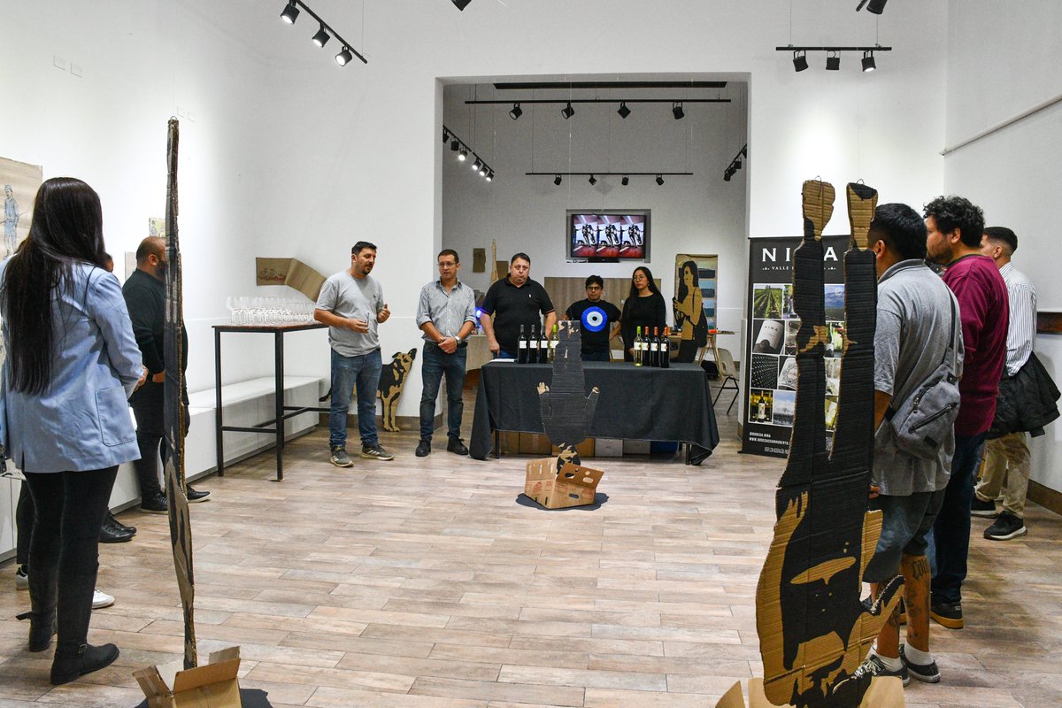 🍇 La Sala de Artes del Paseo Cultural albergó una nueva degustación que forma parte del ciclo Ruta del Vino Riojano. La bodega San Huberto presentó tres varietales de su marca "Nina" para que el público pueda apreciar las bondades de este vino insignia de la Costa riojana.