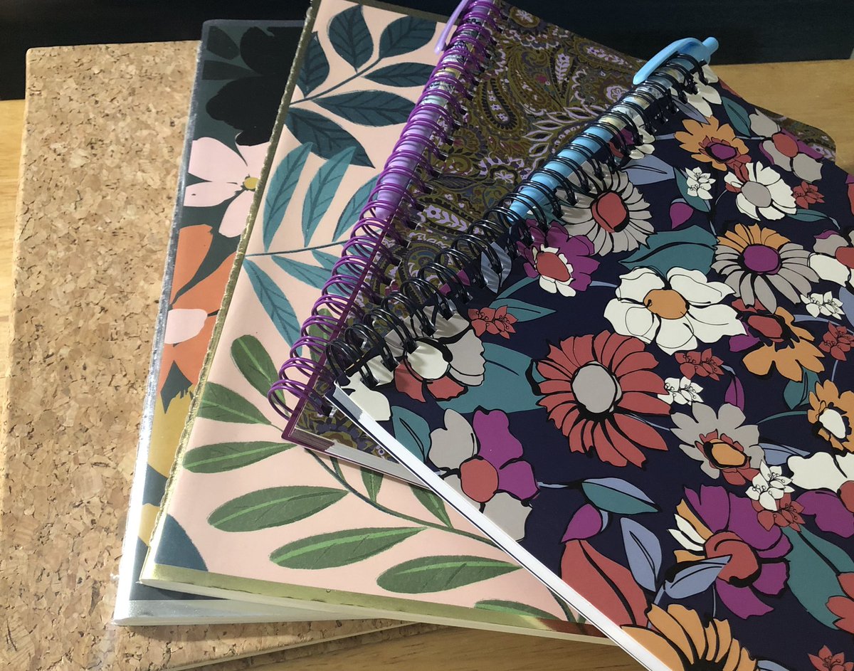 kellymacc's tweet image. 📔Happy National Notebook Day!📔
A notebook to plan, organize your day, sketch, dream and to jot down ideas. Pick a favorite to stay motivated and focused on your creativity. 
#NationalNotebookDay #NotebookDay #StationeryWeek 📒📓