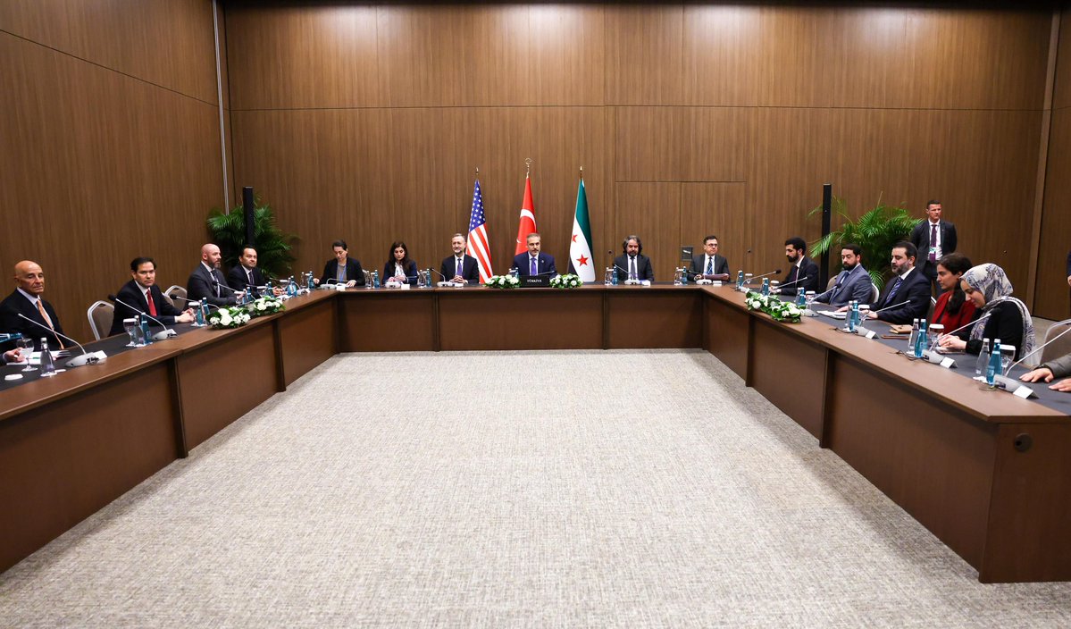 senaalkan's tweet image. #ARKAPLAN
TÜRKİYE-ABD-SURİYE GÖRÜŞMESİNDE NE KONUŞULDU?
Diplomatik kaynaklar👇🏻
Yaklaşık 2 saat sürdü
Son derece yapıcı ve samimiydi.
Senatör Lindsey #Graham #Rubio’ya eşlik etti.
TÜRKİYE TARAFI NE DEDİ?
ABD Suriye yönetimi ile angajmanını sürdürmeli.
#Suriye DEAŞ’la…