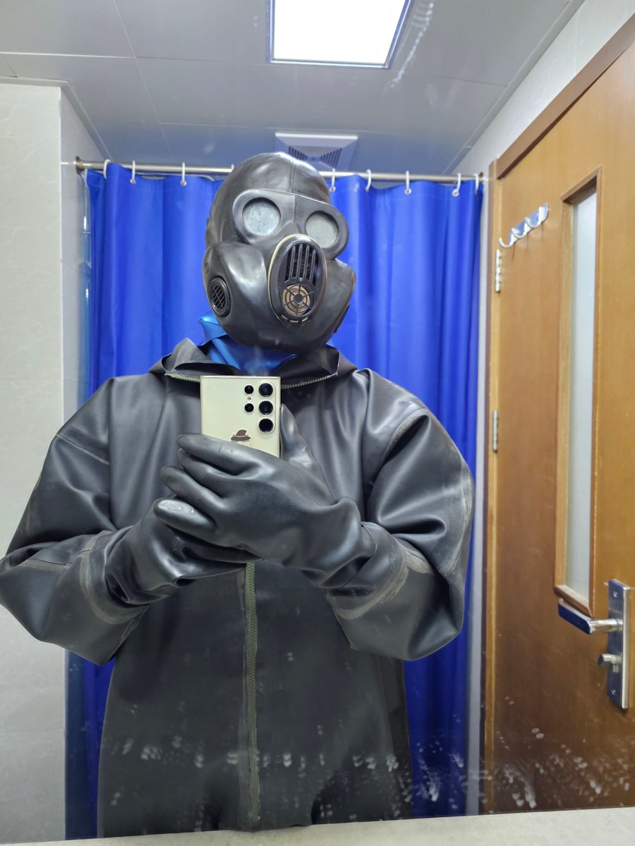 AlthCommander's tweet image. Double masks

#latex #rubbergay #rubbergloves #rubbersuit #Hazmat