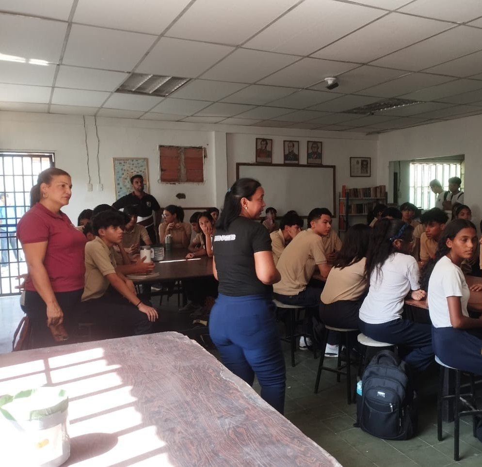 senadeszulia's tweet photo. En el Liceo Nacional Dr. Rafael Antonio Belloso Chacín, ubicado en la parroquia Bolívar de Maracaibo, se realizó el taller "Las Armas No Son Juego", organizado por el Servicio Nacional para el Desarme (SENADES). https://t.co/icRZqyaeFH