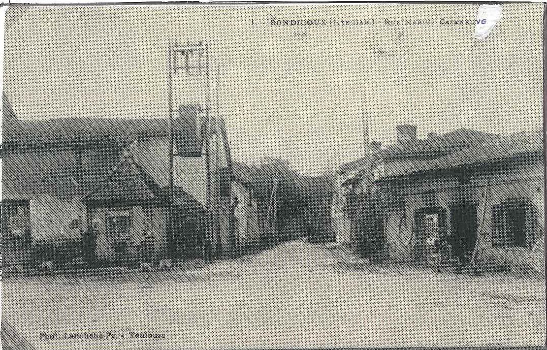 🔎 #LesDessousDuNordToulousain
À #Bondigoux, face à la mairie, un vestige inattendu : le pont-bascule, reconnu d’utilité publique en 1894. On y pesait les denrées avant leur départ en train depuis La Magdelaine. Cette bascule reste un précieux témoin du passé économique local !