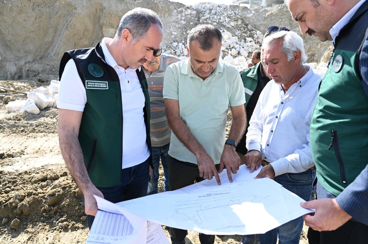 📌Korkuteli
Bölge Müdürümüz Özhan Erdanışman, beraberindeki teknik heyet ile birlikte #Korkuteli Dereleri Taşkın Kontrolü 1. Kısım inşaatında incelemelerde bulundu. Projenin tamamlanmasıyla birlikte Korkuteli ilçe merkezi ve tarım alanlarında taşkınlar kontrol altına alınacaktır.