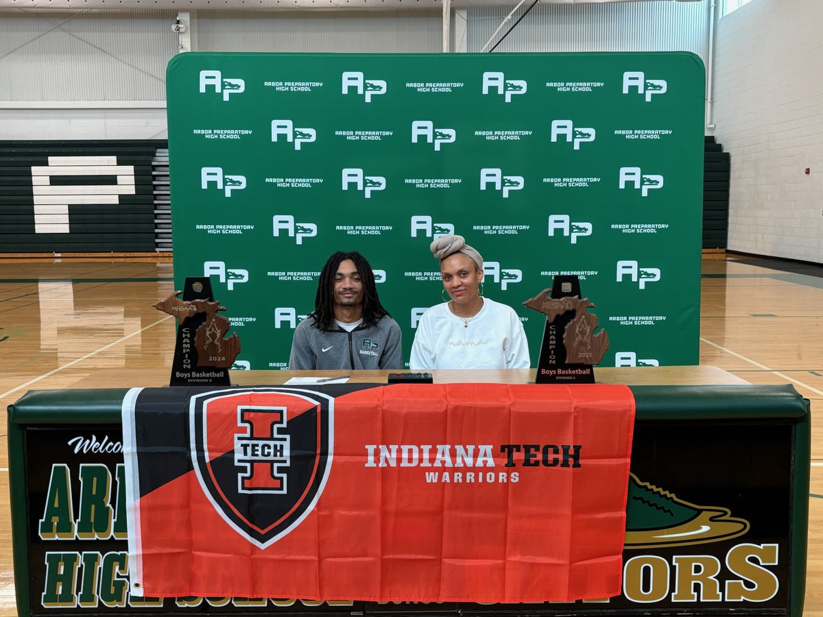 APGators's tweet image. Congrats to KJ Roberts(Kellogg CC) and Avi Jiminez(Indiana Tech) for signing yesterday for basketball!