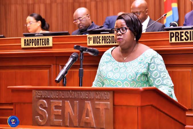 7Ledia7's tweet photo. [#RDC : C'est chaud au sénat !

La sénatrice Christine #Mwando fustige la manière de faire le bureau du #sénat par rapport à la levée d'immunité de l'ancien président Joseph #Kabila...

Une procédure biaisée...] https://t.co/sDLzwQw99o