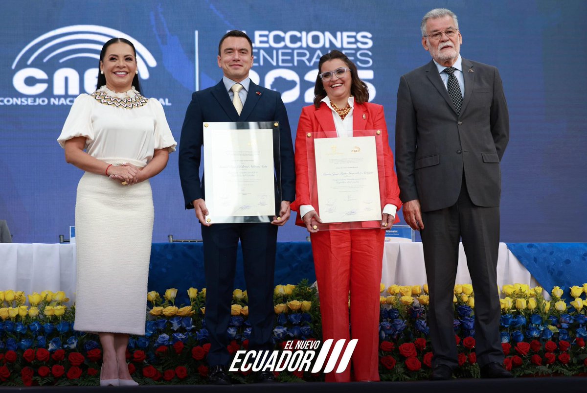 Presidencia_Ec's tweet photo. El Primer Mandatario, @DanielNoboaOk, junto a María José Pinto, @mjpintoec, recibieron las credenciales de Presidente y Vicepresidenta de la República del Ecuador, que los habilita para el periodo 2025 - 2029.

Este proceso oficializa la voluntad de la ciudadanía, que eligió a sus autoridades de manera democrática. 

#ElNuevoEcuador 🇪🇨