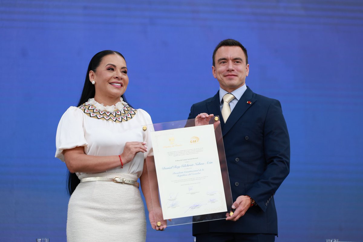 Presidencia_Ec's tweet photo. El Primer Mandatario, @DanielNoboaOk, junto a María José Pinto, @mjpintoec, recibieron las credenciales de Presidente y Vicepresidenta de la República del Ecuador, que los habilita para el periodo 2025 - 2029.

Este proceso oficializa la voluntad de la ciudadanía, que eligió a sus autoridades de manera democrática. 

#ElNuevoEcuador 🇪🇨