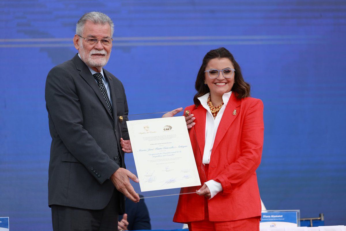 Presidencia_Ec's tweet photo. El Primer Mandatario, @DanielNoboaOk, junto a María José Pinto, @mjpintoec, recibieron las credenciales de Presidente y Vicepresidenta de la República del Ecuador, que los habilita para el periodo 2025 - 2029.

Este proceso oficializa la voluntad de la ciudadanía, que eligió a sus autoridades de manera democrática. 

#ElNuevoEcuador 🇪🇨