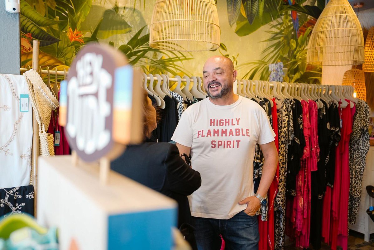 Paseando por La Carihuela encontramos Holbox, moda fresca y complementos a pie de playa para disfrutar del verano. Gracias, Manuel, por recibirnos con tanta amabilidad. 
#Torremolinos 
#ComercioLocal