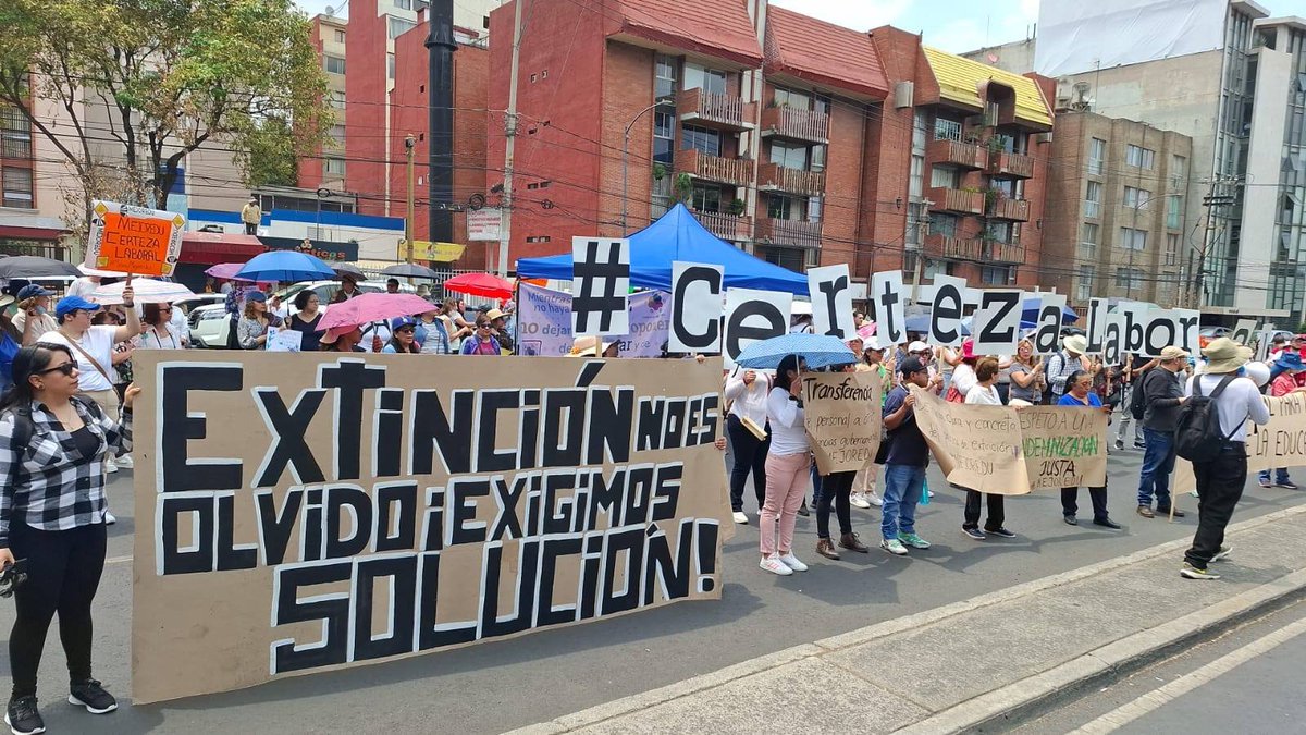 alereyesjuarez's tweet photo. Docentes como factor de cambio educativo. Se deben crear las condiciones y las oportunidades para su desarrollo profesional. Con la desaparición de @MejoreduMX se desmanteló el sistema de mejora educativa. ¿Hoy @mario_delgado @Claudiashein anunciarán algo? No olviden a @TMejoredu https://t.co/5scTQFgQ9z