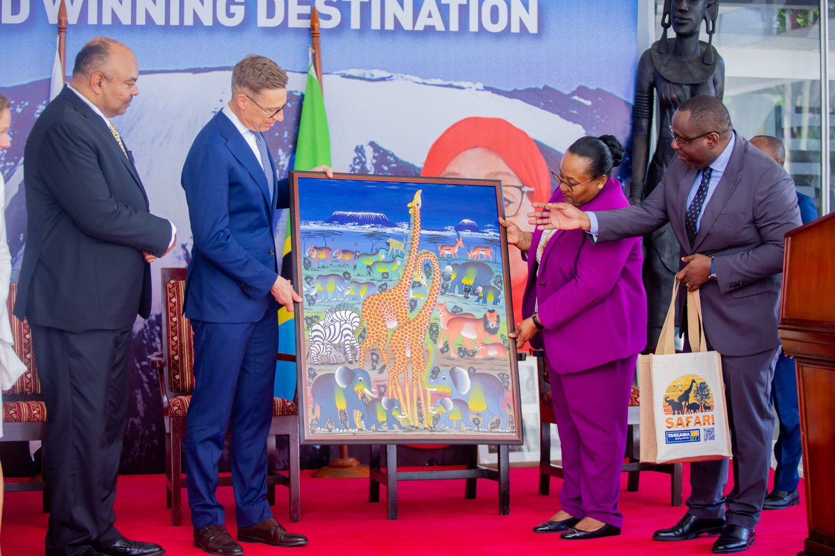 Hakingowi's tweet photo. 📍Dar es Salaam

▪️RAIS WA FINLAND ATEMBELEA   MAKUMBUSHO YA TAIFA

Rais wa Jamhuri ya Finland, Mhe. Alexander Stubb, ametembelea Makumbusho ya Taifa la Tanzania jijini Dar es Salaam na kuonesha kufurahishwa na maonesho ya historia ya mwanadamu yaliyopo katika jumba hilo la kihistoria.

Akizungumza katika ziara hiyo leo, Mei 15, 2025, Rais Stubb amesema kuwa amepata fursa ya kujionea historia ya mwanadamu, jambo lililomgusa sana na kumpa uelewa wa kina kuhusu asili ya binadamu.

"Nimejionea historia ya mwanadamu, sasa najua tulikotoka," alisema Rais Stubb huku akisisitiza kuwa mashirikiano ya kihistoria kati ya Tanzania na Finland yalianza tangu nchi hizo zilipopata uhuru—Finland mwaka 1917 na Tanzania miaka ya 1960,"amesema.

Ameongeza kuwa uhusiano huo wa kihistoria ulianza tangu enzi za Baba wa Taifa, Mwalimu Julius Nyerere, pamoja na Rais wa kwanza wa Finland.

Kwa upande wake, Waziri wa Maliasili na Utalii, Mhe. Balozi Dkt. Pindi Chana, amesema kuwa ujio wa Rais Stubb ni matokeo ya uongozi thabiti wa Rais wa Jamhuri ya Muungano wa Tanzania, Mhe. Dkt. Samia Suluhu Hassan.

"Rais Stubb ameona fuvu la Zinjanthropus, zana za jadi, na hatua mbalimbali za maendeleo ya mwanadamu. Hili ni jambo la heshima kubwa kwa taifa letu," amesema Mhe. Chana.

Aidha, ameeleza kuwa kupitia ziara hiyo, Tanzania na Finland zimekubaliana kuendeleza mashirikiano katika maeneo ya mafunzo, tafiti za pamoja, na kubadilishana uzoefu katika sekta ya makumbusho na malikale.

Naye, Mkurugenzi Mkuu wa Makumbusho ya Taifa la Tanzania, Noel Luoga, amesema kuwa ziara hiyo imekuwa chachu na hamasa kubwa kwa taasisi hiyo kuendelea kutangaza utalii wa malikale.

"Tunatarajia kushirikiana na Finland katika tafiti, kuboresha maonesho kwa kutumia teknolojia za kisasa, pamoja na kuhakikisha makumbusho yanafika kwa jamii," amesema Luoga.

Ziara hiyo pia imehudhuriwa na Waziri wa Mambo ya Nje na Ushirikiano wa Afrika Mashariki, Mhe. Mahmoud Thabit Kombo (Mb), Katibu Mkuu wa Wizara ya Maliasili na Utalii, Dkt. Hassan Abbasi, pamoja na watendaji wa baadhi ya taasisi zilizo chini ya Wizara ya Maliasili na Utalii.