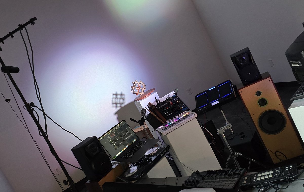 AttaBotty (@attabotty) on Twitter photo Gm!
Back home, KC was amazing ๐ Shoutout to the homies <a href="/TheKnowbody/">Ra$ul Elder</a>
and FailOften
The build doesn't stop here ๐ซ Gm!
Back home, KC was amazing ๐ Shoutout to the homies <a href="/TheKnowbody/">Ra$ul Elder</a>
and FailOften
The build doesn't stop here ๐ซ