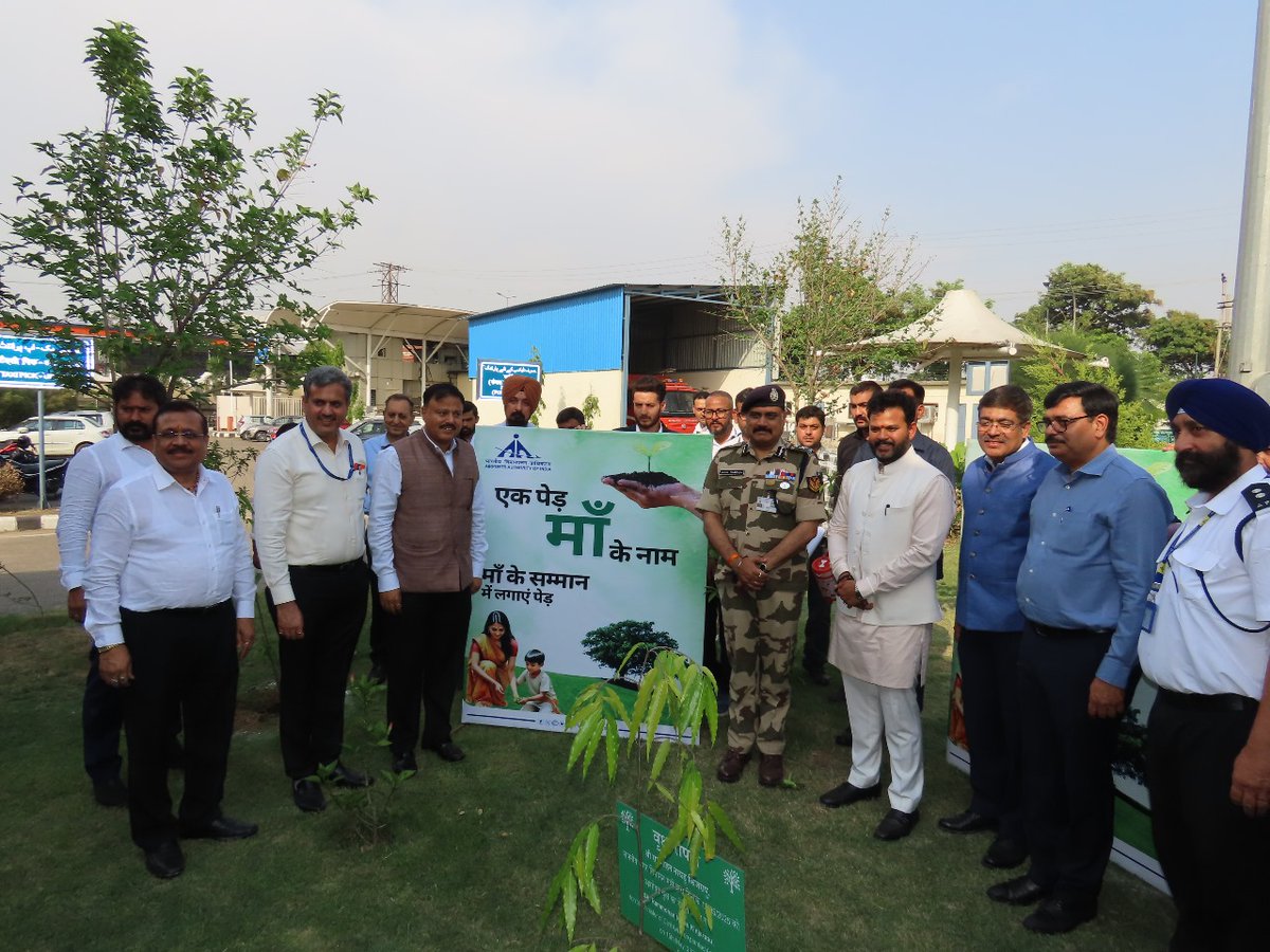 CISFHQrs's tweet image. Hon&apos;ble Minister of Civil Aviation @RamMNK reviewed the prevailing security scenario and operational preparedness at Jammu Airport. He lauded @AAI_Official and #CISF for their effective coordination with armed forces during tough times. #ShieldOfSecurity #AirportSecurity…