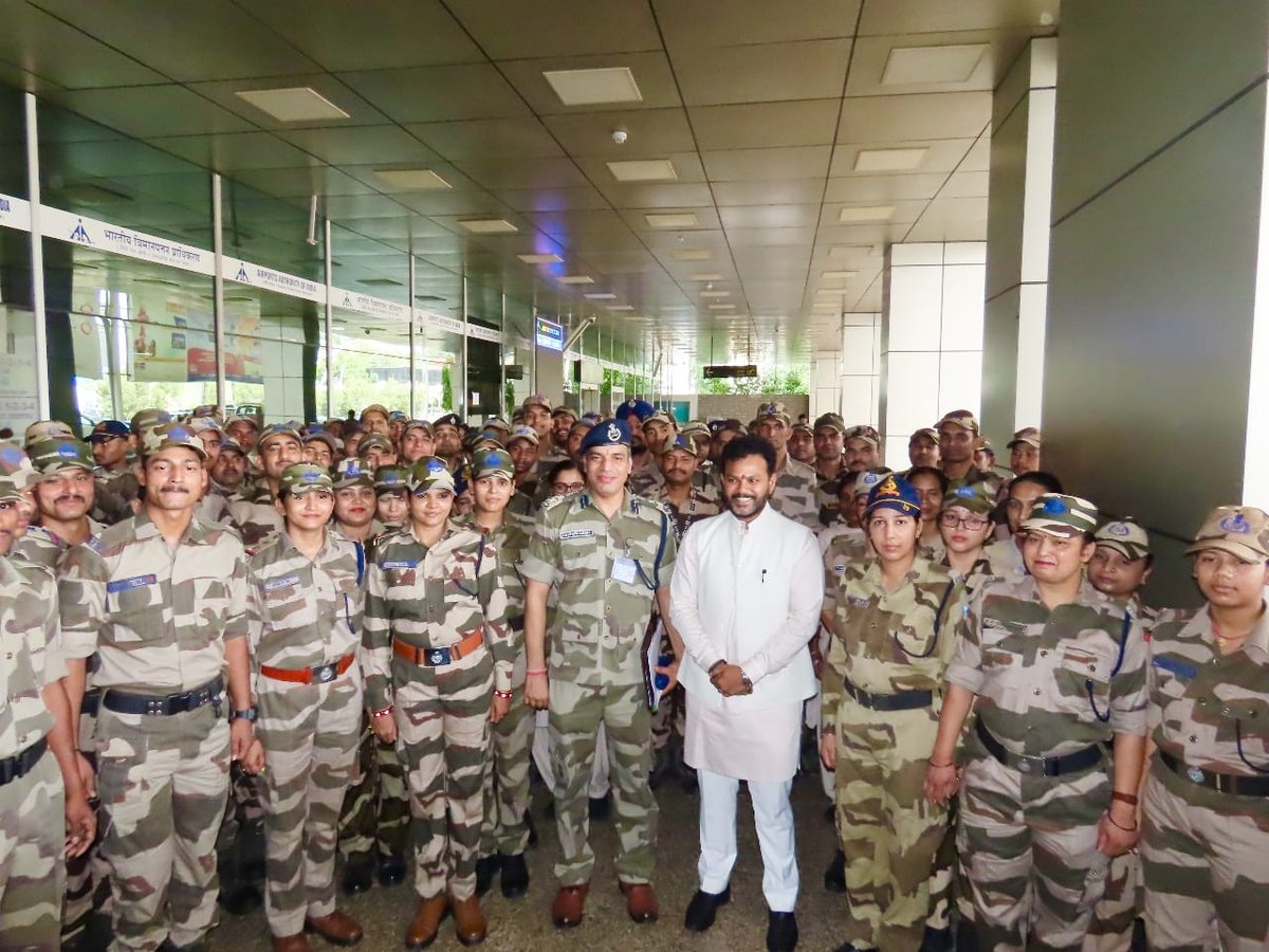 CISFHQrs's tweet image. Hon&apos;ble Minister of Civil Aviation @RamMNK reviewed the prevailing security scenario and operational preparedness at Jammu Airport. He lauded @AAI_Official and #CISF for their effective coordination with armed forces during tough times. #ShieldOfSecurity #AirportSecurity…