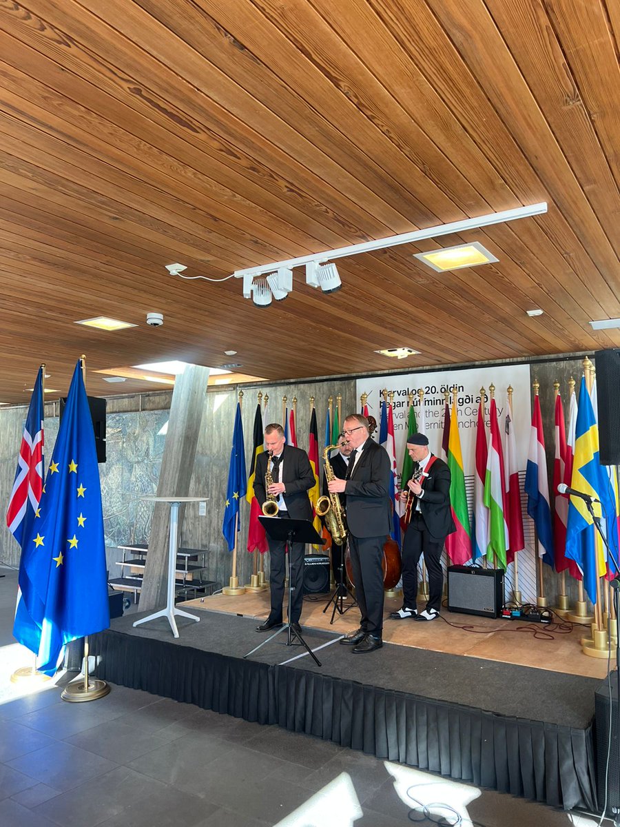 ESB á Íslandi / EU in Iceland (@euiniceland) on Twitter photo Fleiri myndir af Evrópudeginum💙⭐️
Að opnun viðburði loknum bauð sendiherra ESB í móttöku.
<a href="/BEllertsdottir/">Bergdís Ellertsdóttir</a>, sendiherra norðurslóða, flutti opnunarræðu fyrir hönd utanríkisráðuneytisins.
Kvartett flutti síðan fallegar útgáfur af þjóðsöngi Íslands og Óðnum til gleðinnar. Fleiri myndir af Evrópudeginum💙⭐️
Að opnun viðburði loknum bauð sendiherra ESB í móttöku.
<a href="/BEllertsdottir/">Bergdís Ellertsdóttir</a>, sendiherra norðurslóða, flutti opnunarræðu fyrir hönd utanríkisráðuneytisins.
Kvartett flutti síðan fallegar útgáfur af þjóðsöngi Íslands og Óðnum til gleðinnar.