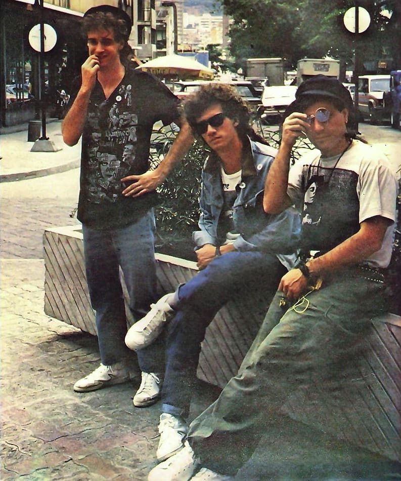 Hace 15 años, un día como hoy, 15 de mayo de 2010, Gustavo Cerati daba su último show, que tuvo lugar en el estadio de fútbol de la Universidad Simón Bolívar de Caracas.
📸 Soda Stereo: Gustavo Cerati, Charly Alberti y Zeta Bosio en el Bulevar de Sabana Grande, Caracas, 1987.