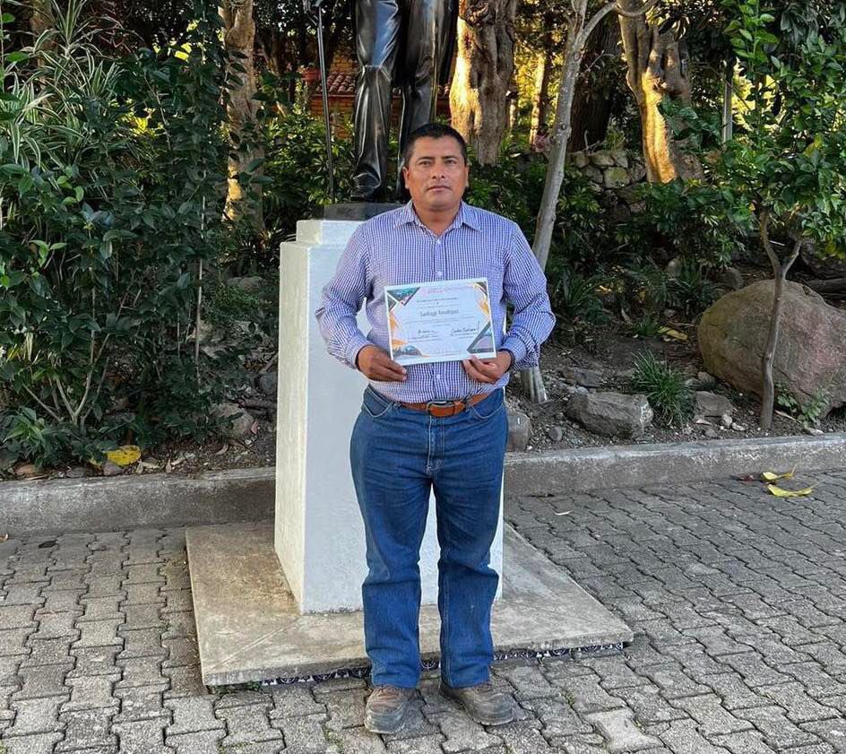 Central_CM's tweet photo. El presidente municipal, Mario Hernández García, fue #emboscado y #4s3sin4do la madrugada de este jueves mientras regresaba de una festividad en la Sierra Sur de #Oaxaca. https://t.co/SeAEVc2jan