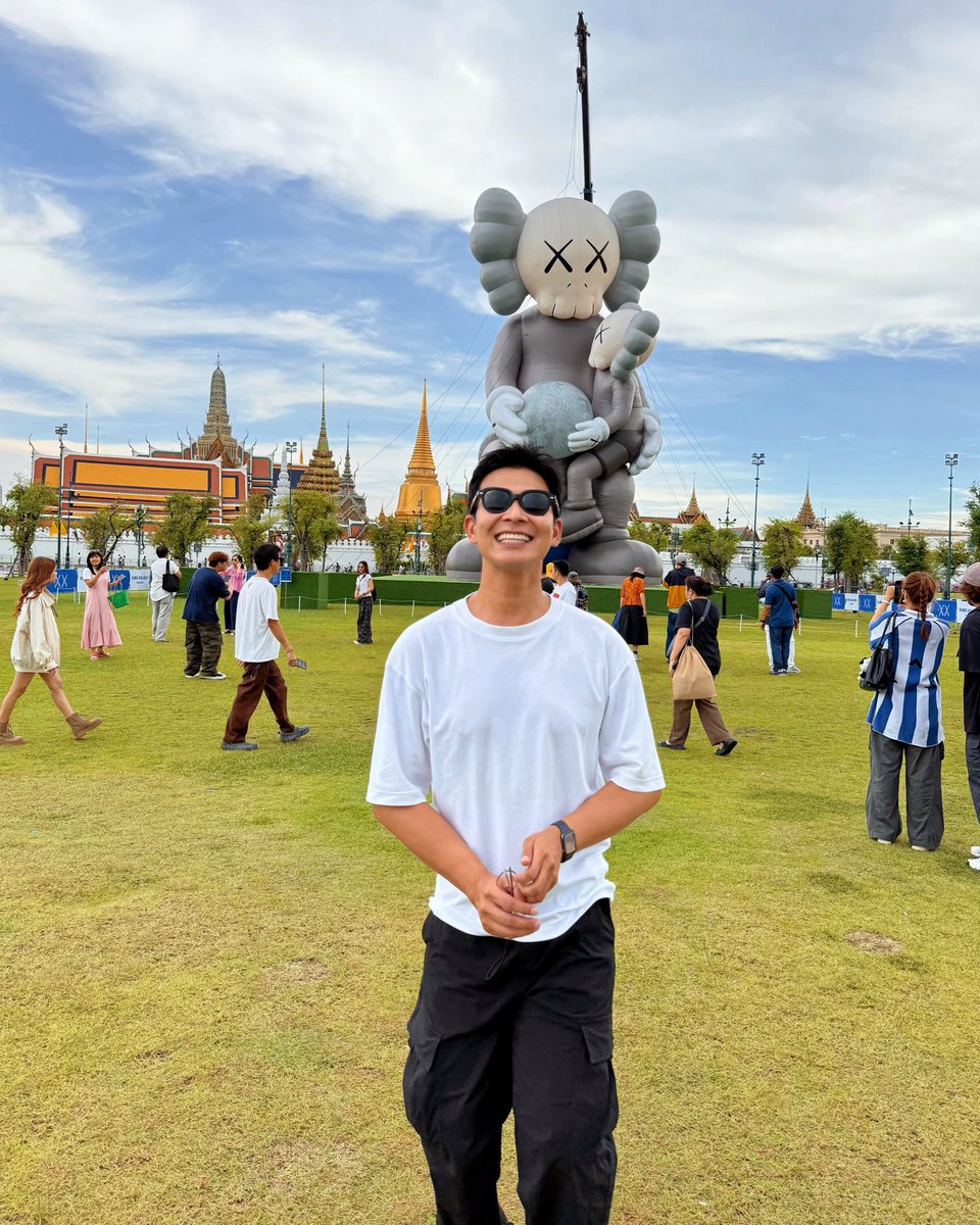 kritsatakorn's tweet photo. แวะไปถ่ายรูปกันเยอะๆ นะครับ บรรยากาศดีมากๆ แนะนำไปรถไฟฟ้า ลงสนามไชย แล้วเดินผ่านวัดพระแก้ว แป็ปเดี๋ยว !! 
🦊ใครขับรถไปมีที่จอดสะดวกฟรี 
🦊ร้านกาแฟ และ ของที่ระลึกขายอยู่ใน ม.ธรรมศาสตร์ นะครับ ติดถนนใหญ่  
🦊ห้องน้ำมีรถให้บริการของ กทม 
🦊MRT สนามไชย
#KAWSHOLIDAY #Thailand https://t.co/9JzKjjAjmj
