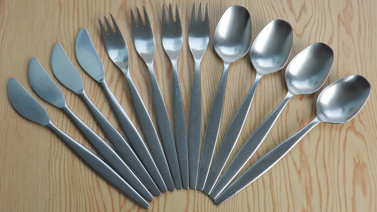 EverRotating's tweet photo. A set of 4 vintage stainless steel dessert knives, forks & spoons.🍴🥄
Part of the 'Focus' range designed in 1955 by Folke Arström. Made in Sweden by Gense. 🇸🇪
🛒 https://t.co/KmKbfa0Z4F
#Vintage #Gense #Modernist #VintageCutlery #ShopVintage https://t.co/45AsLTUdyE