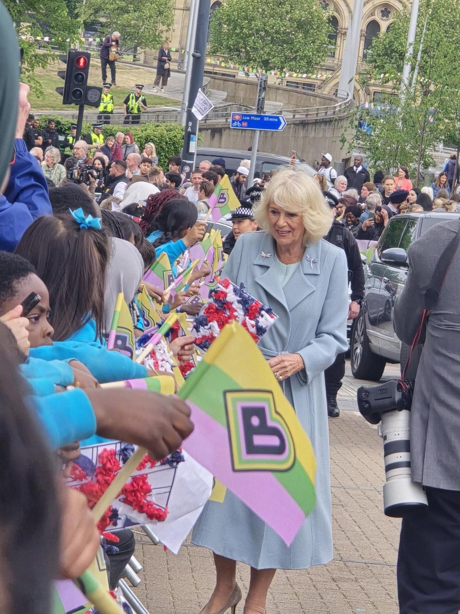 Dixons Academies Trust (@dixonsacademies) on Twitter photo Today some of our students from <a href="/DixonsMP/">Dixons Music Primary</a> were invited to the opening of Bradford Live to wave flags and stand in the crowds to meet the King and Queen of England! 👸🏼 🤴
What a day for our students! 💚
#BradfordLive #Bradfordcityofculture2025
#RoyalFamily Today some of our students from <a href="/DixonsMP/">Dixons Music Primary</a> were invited to the opening of Bradford Live to wave flags and stand in the crowds to meet the King and Queen of England! 👸🏼 🤴
What a day for our students! 💚
#BradfordLive #Bradfordcityofculture2025
#RoyalFamily
