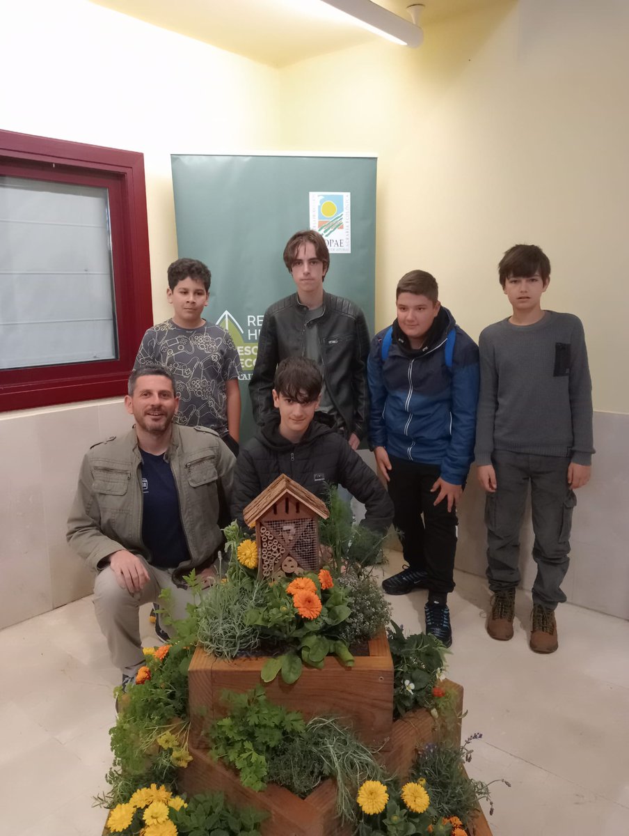 IES_CriSoL's tweet photo. II Encuentro de centros de la Red de huertos escolares ecológicos
El alumnado que acude regularmente al huerto escolar asistió a una jornada de confraternización entre los centros educativos que cuentan con un huerto escolar ecológico. https://t.co/lUj2jGS9h8