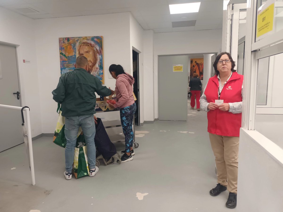Un jueves tarde en <a href="/CaritasMolina/">caritas.molina</a>. Clases de apoyo escolar, taller para cuidado de personas mayores y reparto de alimentos. Gracias a los diferentes grupos de voluntari@s por vuestro tiempo y el cariño con el que os entregais a los demás. #abriendopuertasgenerandooportunidades