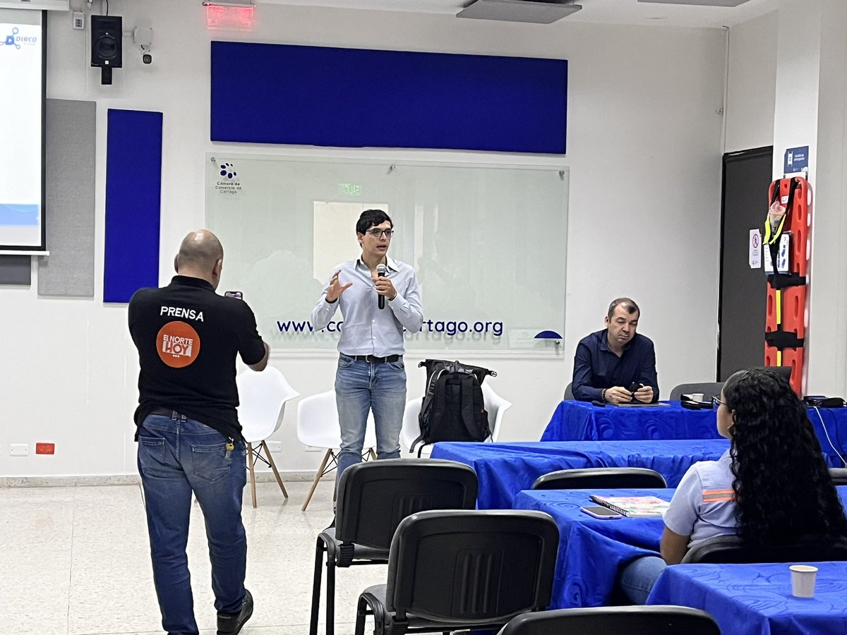JuanSeb52691692's tweet photo. #Feliz15deMayo | 🏗️ Presente @SedecV,@OscarEVivasA, Hoy en la @camaracartago, #VallExporta acompañando a las empresas de la región en su camino hacia los mercados internacionales. ¡Un paso firme hacia el crecimiento global! @GobValle, @DilianFrancisca. https://t.co/ZTNRwWxGOR