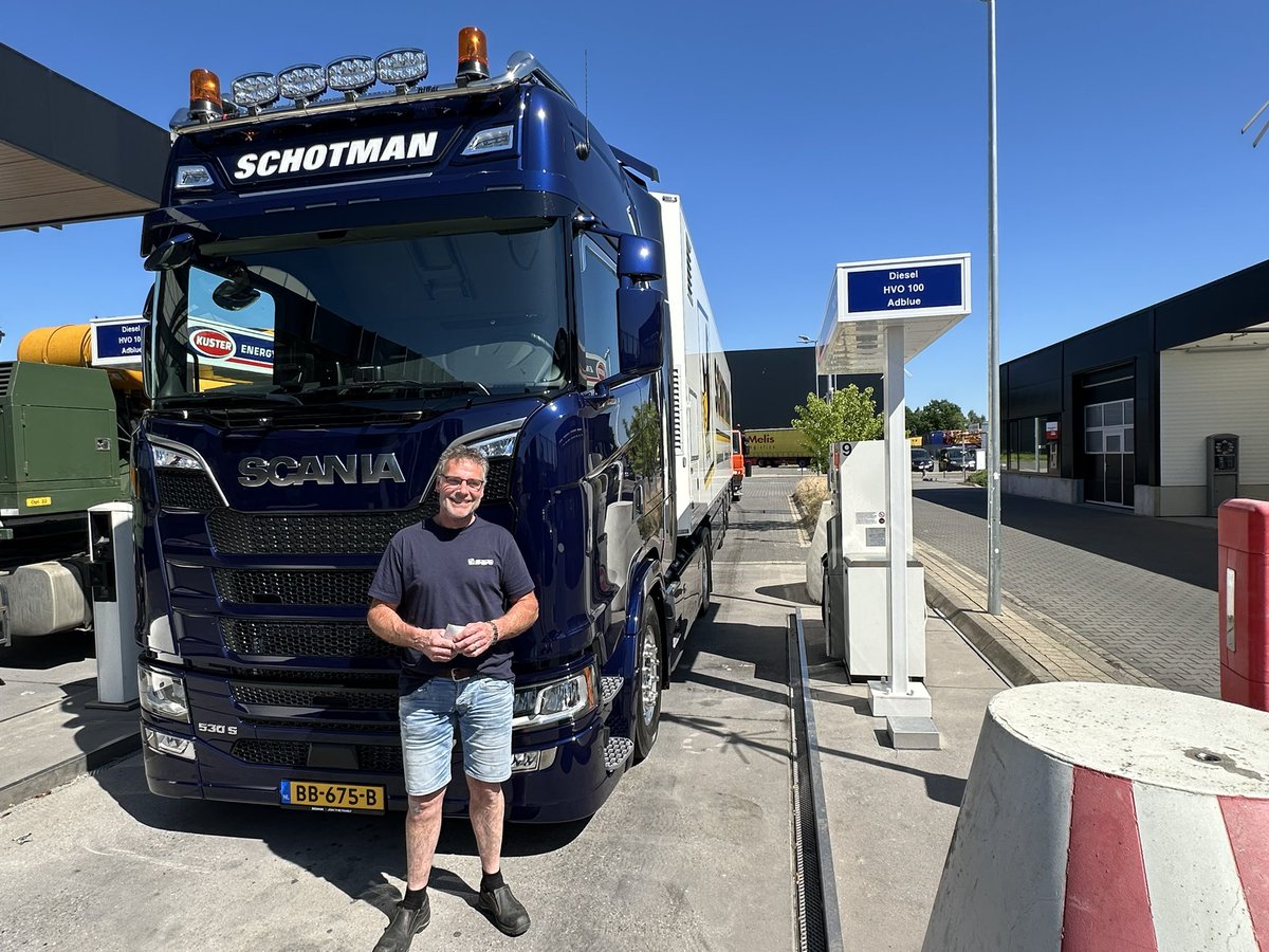 Nieuwe combinatie.

Vandaag is René Lageschaar voor het eerst met zijn nieuwe combinatie op weg naar onze broederij in Denemarken. René veel rijplezier en vele veilige kilometers gewenst!