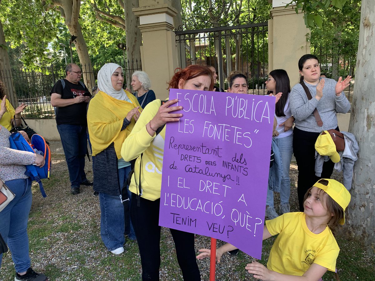 Les famílies de l’Escola Les Fontetes continuen defensant l’escola pública a Can Serraperera, on s’està fent el Consell Escolar Municipal. La Comissió de Transport de l’Escola Bellaterra i la PAC marxen a la pl. Francesc Layret a continuar amb les reivindicacions. #Cerdanyola