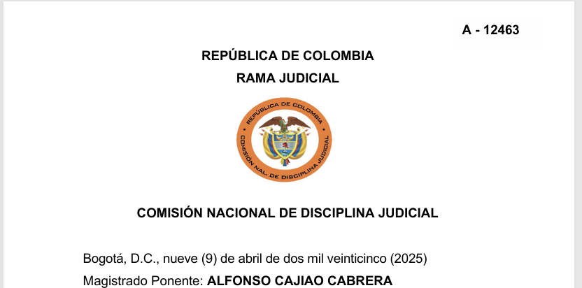 JurisprudenCol's tweet photo. La terminación del poder no culmina con la entrega del paz y salvo al cliente

En este caso, la abogada disciplinada Dinah Mariana Barranco Tamayo intentó justificar su inactividad procesal alegando que había entregado un paz y salvo a su cliente, y que por tanto ya no era responsable de lo que ocurriera en el proceso. Sin embargo, esta posición fue tajantemente rechazada por la Comisión, con fundamento en lo dispuesto por el artículo 76 del Código General del Proceso (Ley 1564 de 2012), que regula detalladamente las formas en que un poder judicial puede darse por terminado.

En ese entendido, establece que el poder finaliza únicamente cuando se radica formalmente ante el juzgado un escrito de renuncia o revocatoria, o cuando se designa un nuevo apoderado mediante el mismo mecanismo procesal. La renuncia, por su parte, no produce efectos inmediatos, sino cinco (5) días después de presentada al juzgado, y debe venir acompañada de la comunicación formal al poderdante. Estos requisitos son de orden público procesal, y su incumplimiento mantiene vigente la relación apoderado-cliente y las responsabilidades derivadas de ella.

La Comisión Nacional no solo desestimó la defensa de la abogada apelante, sino que también utilizó este punto como argumento central para confirmar la sanción disciplinaria, indicando que la entrega informal de un paz y salvo no constituye prueba de terminación del poder. Textualmente, se explicó que “no puede confundirse el paz y salvo con la renuncia del poder” y que, mientras el poder no se haya terminado formalmente bajo las condiciones de ley, las obligaciones del profesional del derecho permanecen intactas, incluyendo su deber de asistir a audiencias, presentar escritos y salvaguardar el derecho de defensa del poderdante.

Volviendo al caso concreto, la Comisión sostuvo que era obligación de la abogada haber presentado la renuncia formal al despacho y no dejar el proceso sin el mínimo acto de diligencia procesal, especialmente cuando estaba en juego el acceso a la justicia de un ciudadano en condición de discapacidad. La falta de este procedimiento formal convirtió su actuación en una clara infracción del deber de diligencia previsto en el artículo 28 numeral 10 de la Ley 1123 de 2007 (Código Disciplinario del Abogado), además de configurar una falta disciplinaria por omisión conforme al artículo 37 numeral 1, ejecutada a título de culpa y agravada bajo el artículo 45 literal c) numeral 2, por tratarse de un cliente en situación de especial vulnerabilidad.

Lo que esta providencia enfatiza —y que debe servir como criterio rector para todos los abogados litigantes— es que no puede trasladarse al cliente la carga de formalizar la terminación del poder, ni puede entenderse el paz y salvo como documento sustitutivo del acto procesal requerido. La Corte Constitucional también ha sostenido que los profesionales del derecho tienen un papel central en garantizar el derecho fundamental al debido proceso, especialmente en contextos de desigualdad material, como lo es el de personas con discapacidad.

En resumen, la Comisión Nacional de Disciplina Judicial dejó establecido que la vigencia del poder judicial conlleva deberes activos y permanentes por parte del abogado, y su terminación debe cumplir con las formalidades procesales, no con actos simbólicos o privados como la entrega de un paz y salvo.

Portal de actualización Jurisprudencial. Solicita tu suscripción aquí 👉 https://t.co/PqJHApPy1O