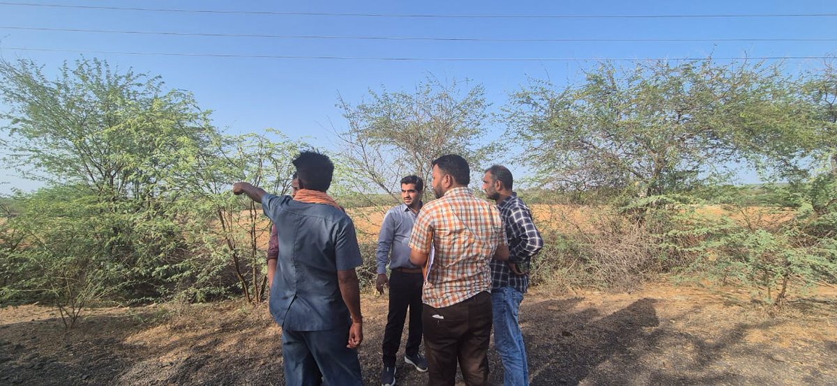 1 મિલિયન એકર ફીટ પ્રોજેક્ટ અંતર્ગત નર્મદાના પાણીથી ડેમ ભરવા અંગે નખત્રાણા તાલુકાના લૈયારી ગામે પ્રસ્તાવિત ડેમ બનાવવાના પ્લાન વિષે સિંચાઈ વિભાગના અધિકારીઓ સાથે જમીન બાબત સ્થળ મુલાકાત લીધેલ..<a href="/collectorkut/">Collector & DM, Kachchh</a>