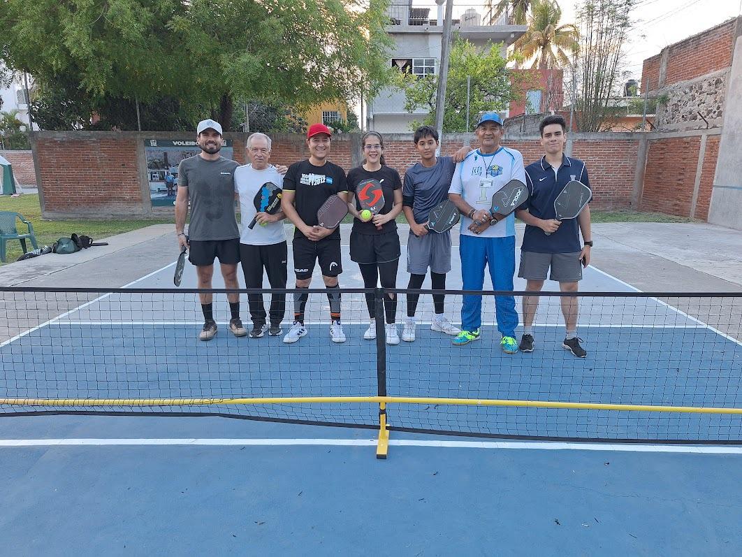 DiariodeMorelos's tweet photo. INVITA IMSS MORELOS A PRACTICAR PICKLEBALL 

Con el objetivo de mejorar la coordinación del cuerpo, el equilibrio, así como la flexibilidad, el Instituto Mexicano del Seguro Social (IMSS) en Morelos invita a la población en general a practicar pickleball, deporte que combina elementos como el tenis, bádminton y el ping pong. 

En el Centro de Seguridad Social (CSS) del IMSS en Jojutla, el profesor de Educación Física, Emmanuel Leana Ortíz, indicó que es un ejercicio muy divertido y que se ha comprobado que mejora la salud cardiovascular. 

“El pickleball es un deporte de raqueta que llegó hace tres años al Centro de Seguridad Social y ha tenido gran aceptación en las personas jóvenes y adultas porque los motiva a mejorar su vida a través de esta disciplina”, mencionó. 

El profesor Emmanuel Leana con 19 años en el IMSS,  explicó que, este deporte se desarrolla en una cancha similar a una de tenis, pero en un espacio más reducido y los jugadores emplean palas o paletas (raquetas) para golpear una pelota de plástico. De acuerdo con el especialista, el juego se puede llevar a cabo uno contra uno (individuales) o dos contra dos (dobles) en una pista de 6 por 13 metros. 

El usuario Jorge “N” de 65 años, compartió que desde hace poco más de dos años practica el pickleball en el CSS en Jojutla y disfruta mucho esta actividad porque “es un deporte bonito, no es tan rápido, no es tan lento y es muy divertido”. 

Asimismo, indicó que uno de los retos es “contagiar a más jóvenes de otros municipios para que se animen, conozcan más de esta disciplina y se enganchen con nosotros”. 

Las y los interesados pueden solicitar información en el CSS de Jojutla,  ubicado en Av. Josefa Ortíz de Domínguez No. 307, Col. Centro, o enviando un correo a uopsis.mor@gmail.com.