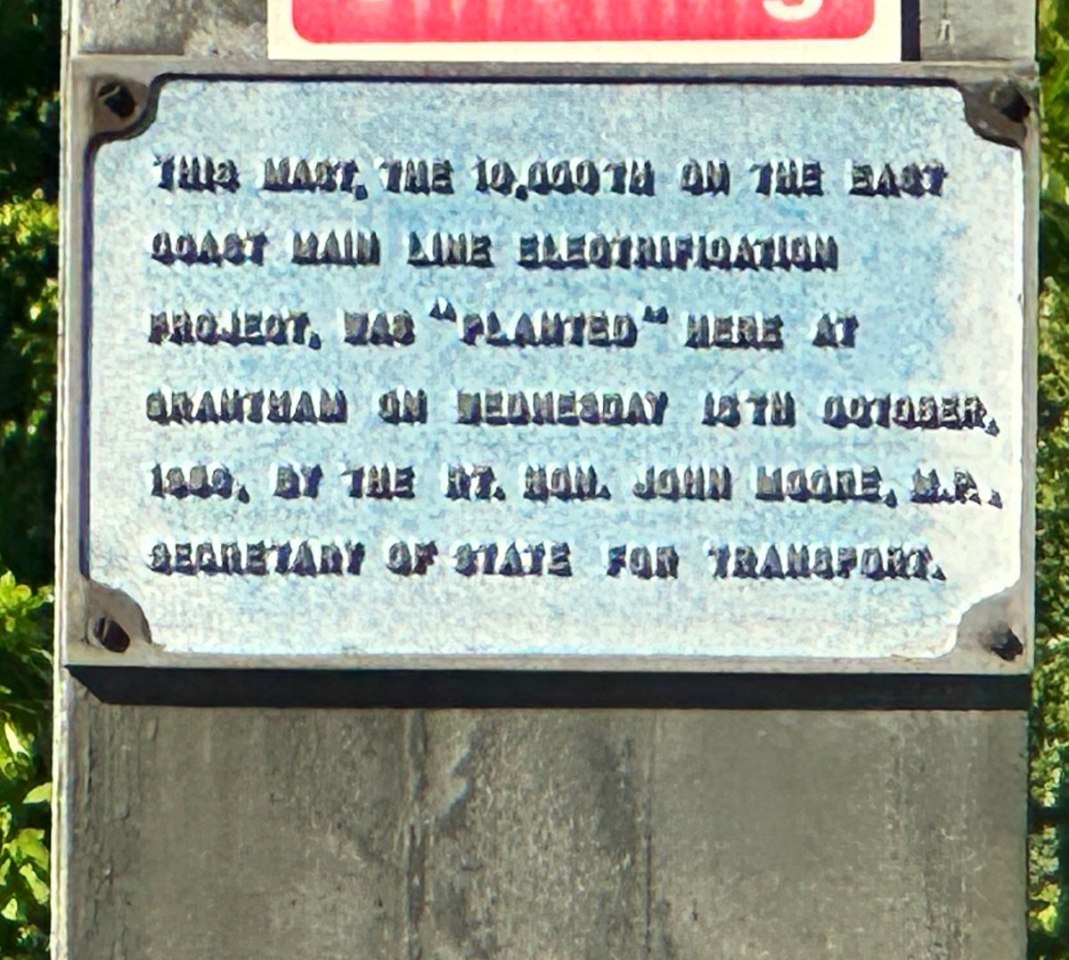 MrTimDunn's tweet photo. Niche spot alert! If you look closely, near the south end of  Grantham Platform 2, you might spot this memorial to one of Britain’s longest construction sites. There are similar at Durham & Peterborough, and a monument at Newcastle… all to the ECML electrification. By 1991 wires had reached Edinburgh. 

It sped up services and enabled a new fleet of trains, the 225s, which are still giving sterling service for @lner today on @NetworkRailEC alongside newer electric and bi-mode trains too. 

“This mast, the 10,000th on the East Coast Main Line electrification project was "planted" here at Grantham on Wednesday 15th October, 1986, by the Rt. Hon. John Moore, M.P., Secretary of State for Transport.”
