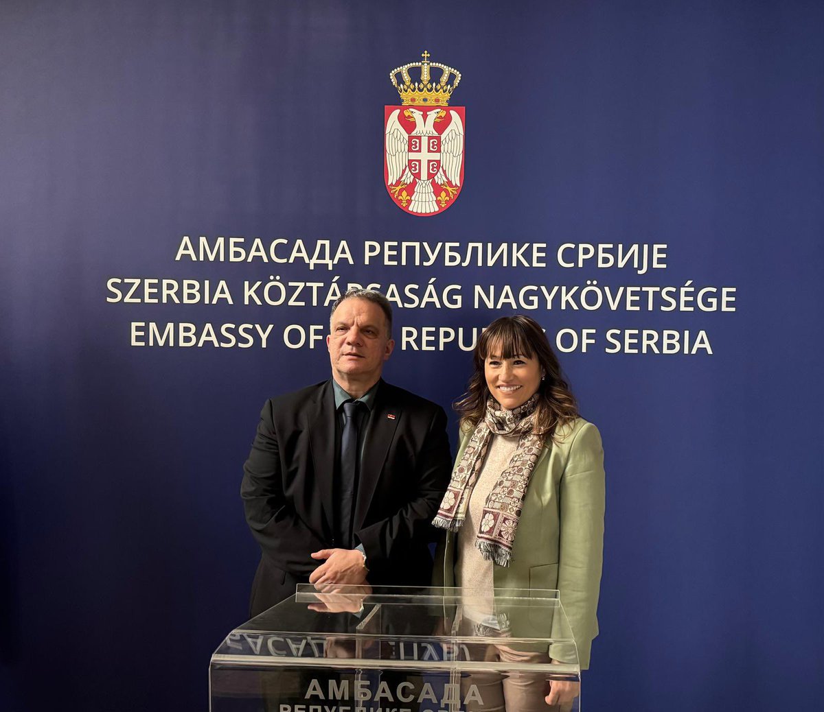 Министар просвете проф. др Дејан Вук Станковић је током боравка у Мађарској посетио Амбасаду 🇷🇸 где се састао са амбасадорком Александром Ђуровић <a href="/Djurovic_Aleks/">Aleksandra Djurovic</a> .
Разговарали су о сарадњи Србије и Мађарске у сфери образовања.