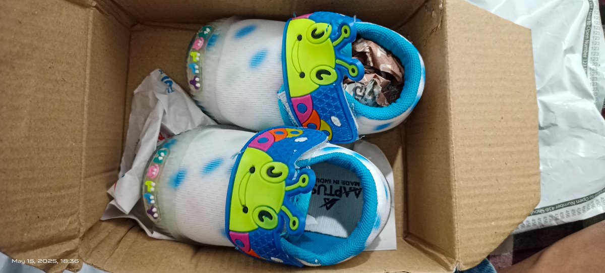 wkunal97's tweet photo. @firstcryindia Such a fraud first cry &amp; their vendors are doing. Order shoes with LED but the seller sent the shoes without LED &amp; without tag. When I raised a exchange request the pickup guy refused to take back the product due to the not available. I told him that the tag was https://t.co/DGbLLE4DUQ