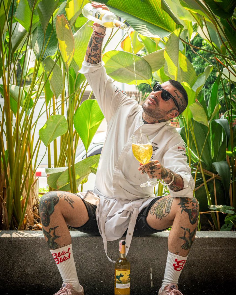 El exitoso chef Álvaro Ramos, del restaurante Vaso de Bangkok, disfrutando de El perro verde.