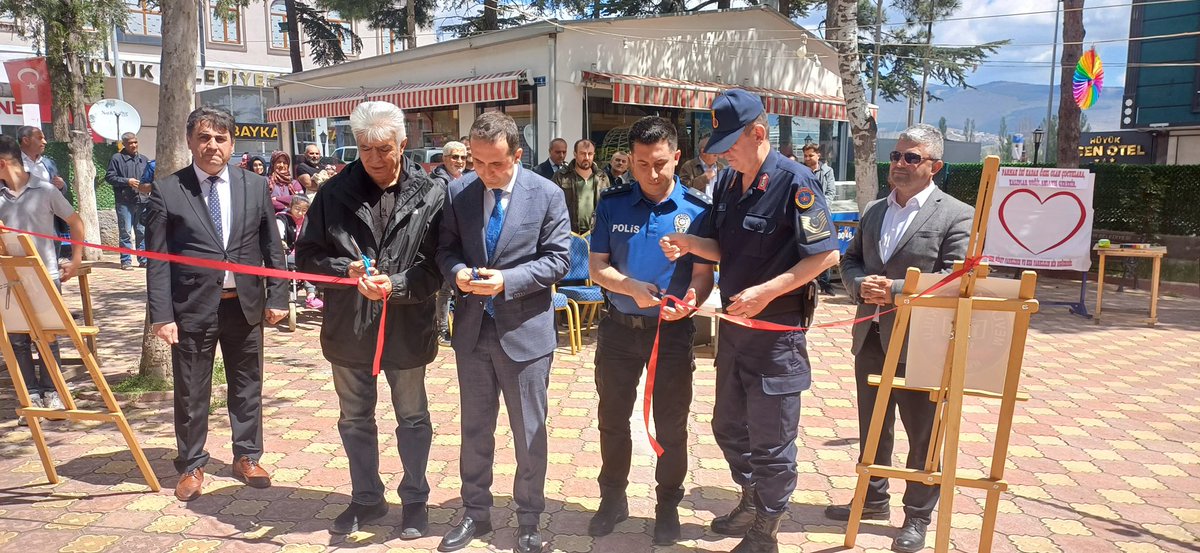 TC_Huyuk's tweet photo. Engelliler Haftası kapsamında Mevlana İlkokulu ve Yunus Emre Ortaokulu özel öğrencileri tarafından hazırlanan sergiye Kaymakamımız Ebrar Evsen, Belediye Başkanımız Dr. Sadık Sefer, ilçe protokolü ve çok sayıda vatandaş katıldı. https://t.co/pDmn4tGqwN