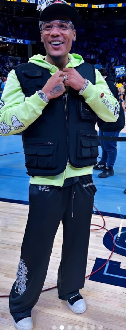 Tamika313922's tweet photo. Day15 of Armon serving the outfits quit playing with HIM #18daysofMoney Cont #armonwarren https://t.co/4t1jLBOY8J
