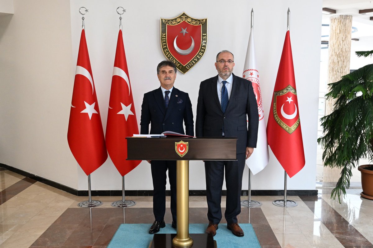 temadankara's tweet photo. TEMAD GENEL BAŞKANLIĞI İLE MİLLİ SAVUNMA ÜNİVERSİTESİ REKTÖRÜ  PROF.DR. SN.ERHAN AFYONCU ARASINDA 12 MAYIS 2025 TARİHİNDE YAPILAN GÖRÜŞME
1.Görüşmeye TEMAD  Gnl.Bşk. Sn.Cahit KOCA, Gnl.Bşk.Yrd. Sn.Namık KAPLAN, Y.K.Üyesi Sn.Serhat ERGÜN, Başdanışman Sn.Nihat DOĞAN, Akademik Dnş. Sn  Dr. Fatih ÇAM katılmıştır.
2. Taleplerimizi ve çözüm önerilerini içeren bilgi dosyası Sayın Rektöre verilmiştir.
3.Taleplerimiz öncelik sırasına göre izah edilmiştir. Öncelikli olarak Astsubayların eğitim seviyesinin lisans seviyesine çıkarılması konusu ana hatları ile ortaya konulmuş ve akademik paydaşlarımız tarafından daha önce hazırlanan kanun teklifine ilişkin gerekçeler izah edilmiştir. Yakın gelecekte Astsubayların eğitim seviyesinin lisans seviyesine çıkarılması konusunda MSÜ ev sahipliği ve koordinesinde tüm paydaşların katılımı ile yapılacak ortak çalışma grubunun tesis edilmesi ve TEMAD’ın temsilci heyeti ile bu çalışmaya katılmasının gerekli olduğu sayın rektöre iletilmiştir. İstişare neticesinde MSÜ nezdinde eğitimin lisans seviyesine çıkarılması konusuna yönelik herhangi bir çalışmaları olmadığı anlaşılmıştır.Talebimizle ilgili olarak kendi çalışma ve araştırmalarını yapıp bizimle görüşeceklerini ifade etmişlerdir. 
4.Dört yıllık eğitime geçiş için Avrupa ve ABD ordularındaki durumların incelenmesi gerektiği ifade etmiştir.Sunulan editörlü kitapta bu konuda detaylı bilgi olduğu ve güncel araştırmalarla süreci besleyeceğimiz kendisine arz edilmiştir.
5.Astsubay özlük hakları ile ilgili maddi kayıpların sebepleri konusunda kendisini bilgilendirdiğimiz esnada astsubay mesleğinin fedakarlık  gerektiren bir meslek olduğunu iyi bildiğini, personelin hak ettiği ücreti alması gerektiği, bu konuda yapılacak iyileştirmenin mesleğin tercih edilebilirliğini arttıracağının farkında olduğu, fedakarca çalışan personelin mutlu olmasının önemli olduğunu ifade etmiştir.
6.Astsubay Kaynağından subay olanların kurmay olmaları konusunun önünü açtığını, statüler arasında geçiş kontenjanlarının arttırılmasını sağladığını, astsubay öğrenci harçlıklarına zam yapılmasını sağladığını, kara Astsubay meslek Yüksekokulunda İHA-SİHA dershanesi kurdurup İHA-SİHA pilotu yetiştirmeye başlandığını ve bu pilotların TSK içerisindeki en başarılı personel olmasından duyduğu gururu paylaşmıştır.
7.Askeri hastanelerin açılması konusunu gündemde tuttuğunu ve gerekçe olarak ta “savaş cerrahisinin öneminin” yanında  “Vatan savunmasında fedakarca mücadele eden personelin eş ve çocuklarının daha iyi sağlık hizmeti almaları gerektiğini, gözlerinin arkada kalmaması için bu konuyu özellikle takip ettiğini ifade etmiştir. Aynı bağlamda askeri lojmanların da benzer öneme sahip olduğu yönündeki görüşünü tarafımıza aktarmıştır.
8.Kendi nam hesabına lisansüstü eğitimler alan emekli ve muvazzaf personelin MSÜ kadrolarında öğretim elemanı olarak görevlendirilmesi talebimize cevaben; Akademik kadrolarda muvazzaf ve emekli astsubaylardan istifade edildiğini, eğitim öğretim konularında tecrübelerinden ve bilgilerinden  faydalandıklarını, kadroların arttırılacağını belirtmiştir.
9.TEMAD olarak emekli personelin Astsubay okullarında tecrübe aktarımı etkinliklerinde rol alması gerektiği ifade edilmiş, mezuniyet törenlerinde de TEMAD’ın kurumsal niteliğiyle bulunması gerektiği hatırlatılmıştır.
Danışmanlarımız,TEMAD yönetiminin aklı ve bilimi öncelediğini, çalışmalarını bilimsel olarak yaptığını, geçtiğimiz yıl bir astsubay çalıştayı yapıldığını ve sorunların bilimsel olarak ortaya konulduğunu ifade etmişlerdir. Bu konuda hazırlanmış editörlü kitap ve çalıştay sonuç kitabı Sn.Rektöre takdim edilmiştir.
Bundan sonraki faaliyetlerde işbirliği içerisinde verimli çalışmalar yapılması konusunda mutabık kalınmıştır. Tüm konularda TEMAD’ın MSÜ ile koordineli çalışabileceği beyan edilmiştir.Samimi bir ortamda gerçekleşen görüşmenin büyük ve güçlü Astsubay camiası adına verimli olduğu değerlendirilmektedir.Tüm üyelerimiz,emekli ve muvazzaf meslektaşlarımız ile kamu oyuna saygı ile duyurulur.
