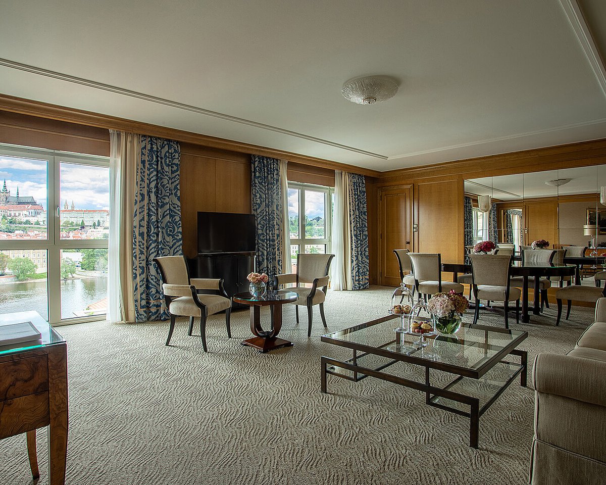 Feeling home away from home has never been easier when staying in our Prague Castle Presidential Suite✨​

 #fsprague #fourseasons #prague #presidentialsuite #roomwithaview #vltava #praguecastle #charlesbridge